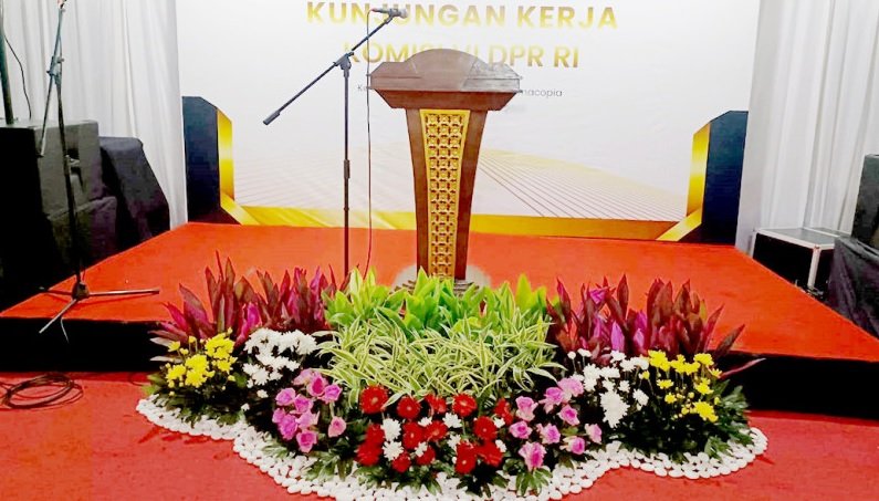 Sewa Podium Elegan untuk Meningkatkan Kesan Acara Anda